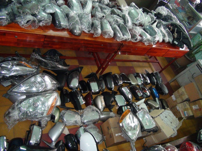 Những phụ tùng ô tô như kính chiếu hậu, mặt đồng hồ, ốp điều chỉnh máy lạnh, cần số ốp cầu chì...bị những "chuyên gia" này trộm được Những phụ tùng ô tô như kính chiếu hậu, mặt đồng hồ, ốp điều chỉnh máy lạnh, cần số ốp cầu chì...bị những "chuyên gia" này trộm được