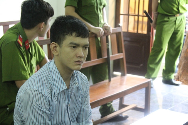 Trong lúc nhậu, Tài chạy ra ôm hôn người yêu nhưng bị từ chối, tức giận Tài đã mang búa đến nhà đập phá...