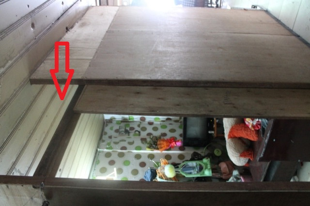 Khải đã trèo qua khoảng trống phía trên trần nhà (hướng mũi tên đỏ) để vào trói tay chân chị E. cướp tài sản Khải đã trèo qua khoảng trống phía trên trần nhà (hướng mũi tên đỏ) để vào trói tay chân chị E. cướp tài sản