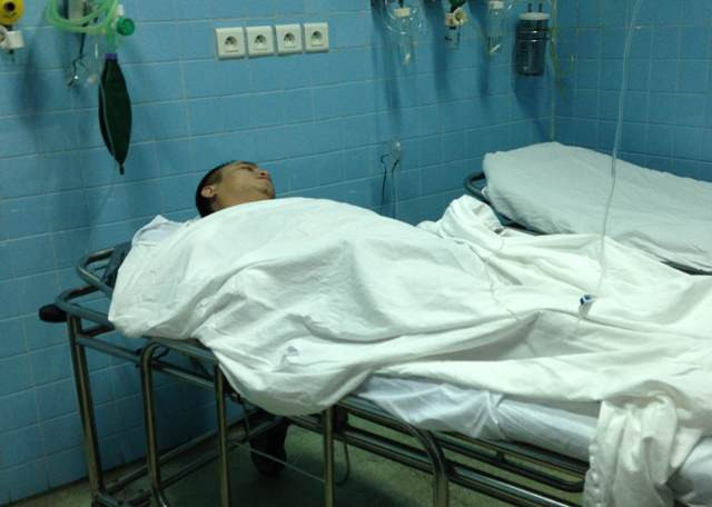 Anh Th. đang cấp cứu tại bệnh viện sau khi bị nhóm giang hồ chém tới tấp Anh Th. đang cấp cứu tại bệnh viện sau khi bị nhóm giang hồ chém tới tấp
