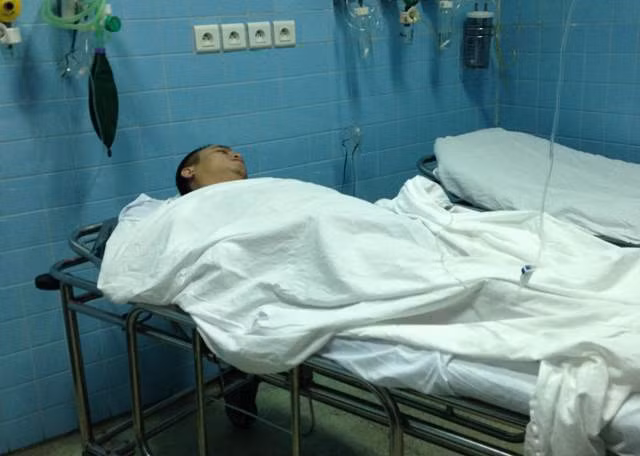 Anh Th. đang cấp cứu tại bệnh viện sau khi bị nhóm giang hồ chém tới tấp