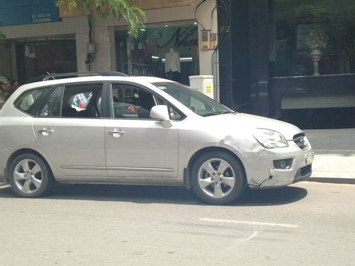 Chiếc ô tô điên bỏ chạy khỏi hiện trường tai nạn hơn 200m mới dừng lại khi bị người dân truy đuổi Chiếc ô tô điên bỏ chạy khỏi hiện trường tai nạn hơn 200m mới dừng lại khi bị người dân truy đuổi