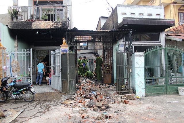 Ngọn lửa thiêu rụi toàn bộ căn nhà của chị Tr. (căn nhà ở giữa) cùng nhiều tài sản bên trong nhà Ngọn lửa thiêu rụi toàn bộ căn nhà của chị Tr. (căn nhà ở giữa) cùng nhiều tài sản bên trong nhà
