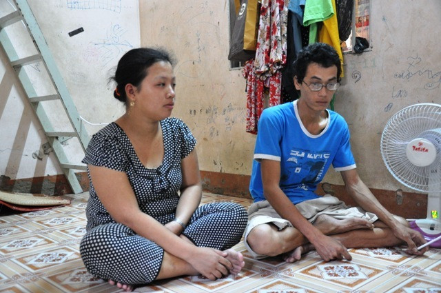 Vợ chồng anh Giàu buồn bã kể lại sự việc mất con Vợ chồng anh Giàu buồn bã kể lại sự việc mất con