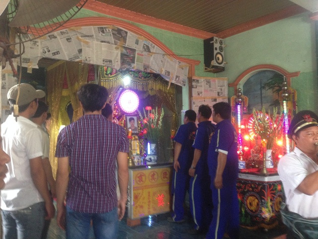 Rất đông người dân đến chia buồn cùng gia đình các nạn nhân trong vụ truy đuổi "cẩu tặc" bị tử vong. Rất đông người dân đến chia buồn cùng gia đình các nạn nhân trong vụ truy đuổi "cẩu tặc" bị tử vong.