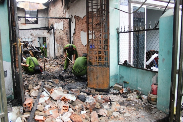 Hiện công an đang khám nghiệm hiện trường, điều tra làm rõ vụ việc Hiện công an đang khám nghiệm hiện trường, điều tra làm rõ vụ việc