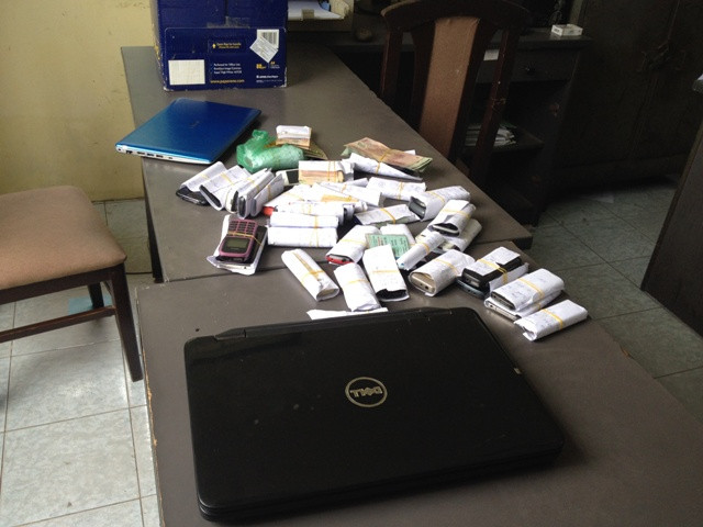 Tang vật thu giữ tại quán cà phê của Hùng và Anh Tang vật thu giữ tại quán cà phê của Hùng và Anh