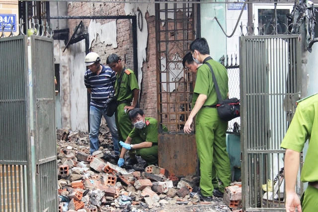 Sau khi châm lửa đốt chị chị Tr., ngọn lửa lan nhanh làm cháy rụi cả căn nhà của chị này