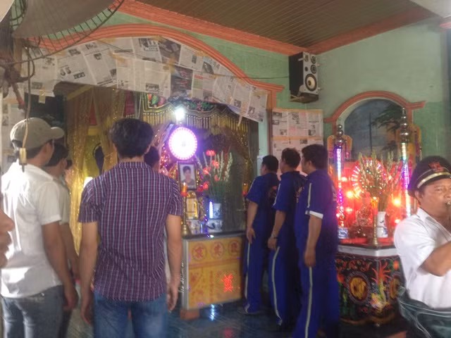 Rất đông người dân đến chia buồn cùng gia đình các nạn nhân trong vụ truy đuổi "cẩu tặc" bị tử vong.