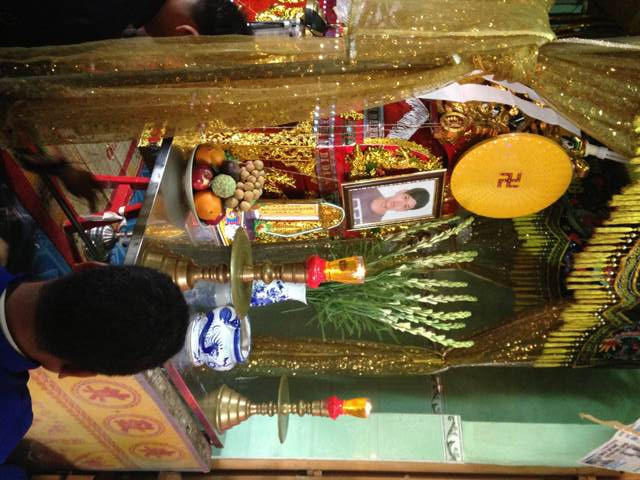 Gia đình nạn nhân Phạm Nguyễn Quốc Hữu đau buồn nhận lại thi thể để lo hậu sự cho anh