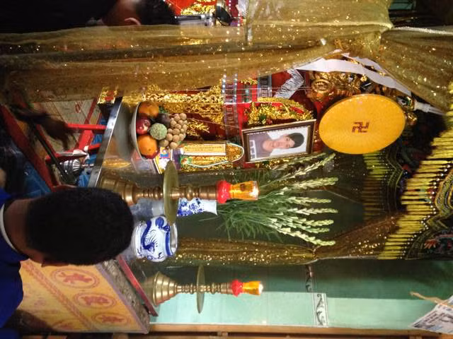 Gia đình nạn nhân Phạm Nguyễn Quốc Hữu đau buồn nhận lại thi thể để lo hậu sự cho anh