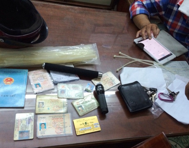 Tang vật và một số công cụ hỗ trợ nhóm cảnh sát "dỏm" làm nhiệm vụ