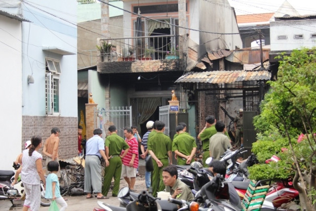 Căn nhà chị T. sinh sống cùng hai vợ chồng em gái bị thiêu rụi sáng nay Căn nhà chị T. sinh sống cùng hai vợ chồng em gái bị thiêu rụi sáng nay