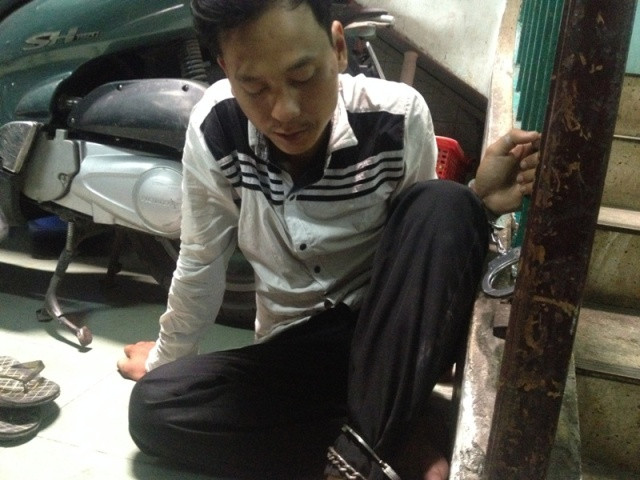 Nghi can Nguyễn Hoàng Phi chở vợ đi cướp giật tài sản người đi đường tại cơ quan công an Nghi can Nguyễn Hoàng Phi chở vợ đi cướp giật tài sản người đi đường tại cơ quan công an