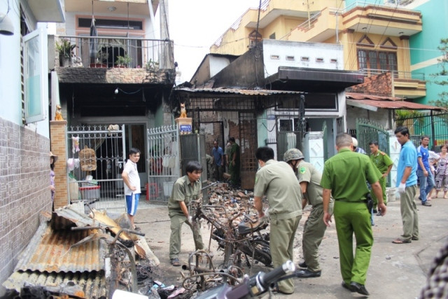 Toàn bộ tài sản và 3 chiếc xe máy trong nhà bị thiêu rụi Toàn bộ tài sản và 3 chiếc xe máy trong nhà bị thiêu rụi
