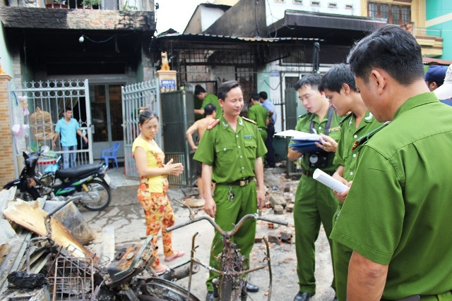 Công an tiến hành khám nghiệm hiện trường sau khi Nam châm xăng đốt nhà chị Tr. Công an tiến hành khám nghiệm hiện trường sau khi Nam châm xăng đốt nhà chị Tr.