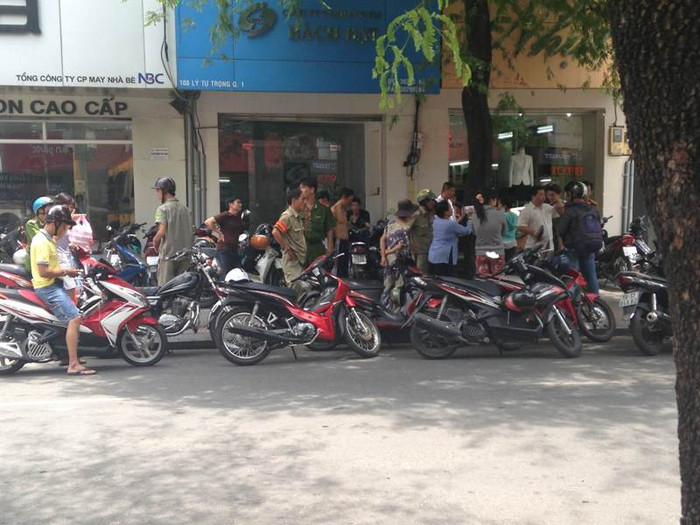 Rất đông người dân bức xúc đòi "xử" tài xế khi gây tai nạn mà bỏ chạy Rất đông người dân bức xúc đòi "xử" tài xế khi gây tai nạn mà bỏ chạy