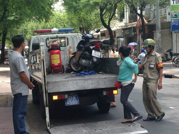 Lực lượng chức năng đang giải quyết hiện trường vụ tai nạn Lực lượng chức năng đang giải quyết hiện trường vụ tai nạn