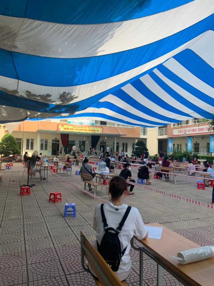 Lều bạt dựng ngoài sân khi gặp mưa to gió lớn là mọi người lại phải hớt hải để dọn dẹp. (Ảnh: NVCC) Lều bạt dựng ngoài sân khi gặp mưa to gió lớn là mọi người lại phải hớt hải để dọn dẹp. (Ảnh: NVCC)