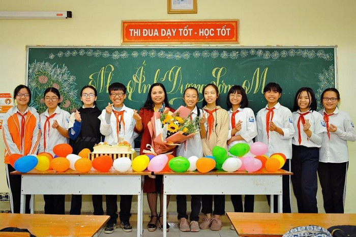 Hiệu trưởng trường Trung học cơ sở Mai Động - cô Nguyễn Thị Hà Thanh chụp ảnh lưu niệm cùng các học sinh. (Ảnh: NVCC) Hiệu trưởng trường Trung học cơ sở Mai Động - cô Nguyễn Thị Hà Thanh chụp ảnh lưu niệm cùng các học sinh. (Ảnh: NVCC)