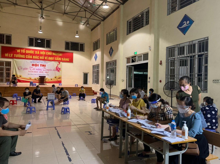 Các giáo viên trong nhà trường tiếp đón người dân đến tiêm vắc xin. (Ảnh: NVCC) Các giáo viên trong nhà trường tiếp đón người dân đến tiêm vắc xin. (Ảnh: NVCC)