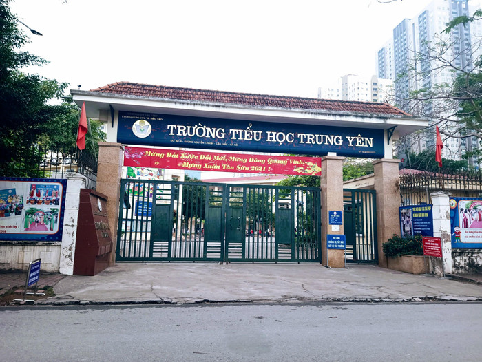 Phụ huynh phản ánh việc Trường Tiểu học Trung Yên chuyển công năng phòng bảo vệ thành căng tin và thu phí dọn dẹp vệ sinh sai quy định (Ảnh: Phạm Minh) Phụ huynh phản ánh việc Trường Tiểu học Trung Yên chuyển công năng phòng bảo vệ thành căng tin và thu phí dọn dẹp vệ sinh sai quy định (Ảnh: Phạm Minh)