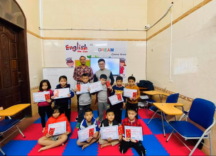 Thời gian trở về Việt Nam và hoàn thành luận văn thạc sĩ, Tuấn Anh dạy thêm tiếng Anh cho một trung tâm trên địa bàn thành phố (Ảnh: Nhân vật cung cấp)