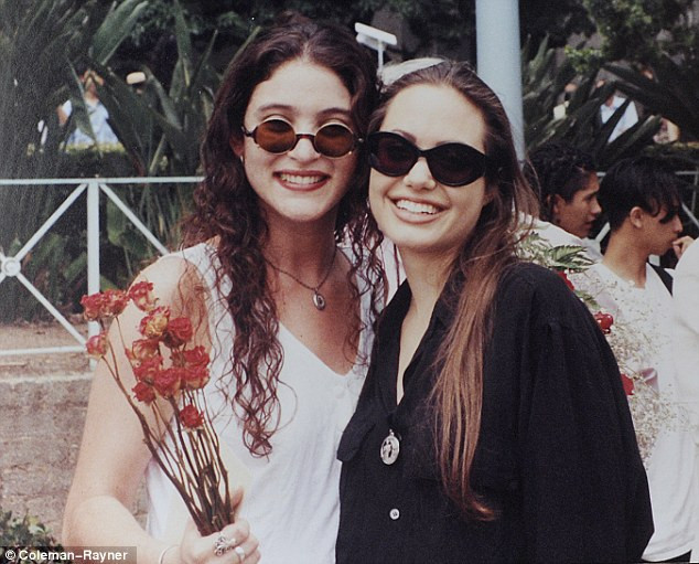 Angelina với Evelyn Ungvari khi đã trưởng thành Angelina với Evelyn Ungvari khi đã trưởng thành