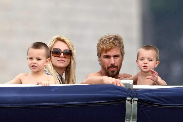 Brit đã li hôn hai lần và có hai đứa con với người chồng cũ là Kevin Federline. Ngôi sao nhạc Pop hiện đã đính hôn với người quản lý Jason Trawick Brit đã li hôn hai lần và có hai đứa con với người chồng cũ là Kevin Federline. Ngôi sao nhạc Pop hiện đã đính hôn với người quản lý Jason Trawick