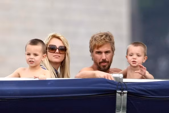 Brit đã li hôn hai lần và có hai đứa con với người chồng cũ là Kevin Federline. Ngôi sao nhạc Pop hiện đã đính hôn với người quản lý Jason Trawick