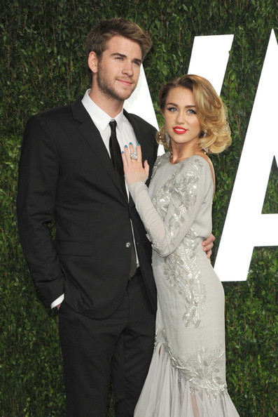 Miley giờ đây đã không còn là nàng Hannah Montana xinh đẹp và trong sáng của kênh truyền hình Disneychannel. Nữ ca sỹ, diễn viên 19 tuổi mới đây đã đính hôn với Liam Hemsworth và trong các cuộc phỏng vấn, cô nói tình dục là điều tuyệt vời, là mê hoặc! Miley giờ đây đã không còn là nàng Hannah Montana xinh đẹp và trong sáng của kênh truyền hình Disneychannel. Nữ ca sỹ, diễn viên 19 tuổi mới đây đã đính hôn với Liam Hemsworth và trong các cuộc phỏng vấn, cô nói tình dục là điều tuyệt vời, là mê hoặc!