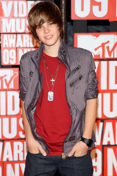 Năm 2010, trong bài phỏng vấn với E!, mẹ của hoàng tử nhạc Pop tâm sự: “Justin mong mỏi sẽ đeo “nhẫn trắng” cho tới khi cưới. Bieber nói rằng sẽ yêu thương và tôn trọng phụ nữ theo cách chân thành nhất”.