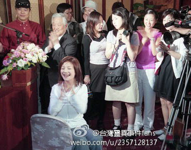 Khi đó Triệu Vy luôn là tâm điểm chú ý của báo giới Khi đó Triệu Vy luôn là tâm điểm chú ý của báo giới