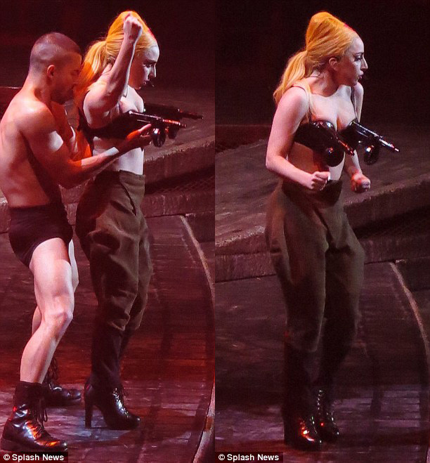 Một trang phục khá ấn tượng của trong show diễn đầu tiên trong 5 show diễn tại Melbourne. Quần cạp cao và một áo bra có hình khẩu súng không thể sáng tạo hơn. Một trang phục khá ấn tượng của trong show diễn đầu tiên trong 5 show diễn tại Melbourne. Quần cạp cao và một áo bra có hình khẩu súng không thể sáng tạo hơn.