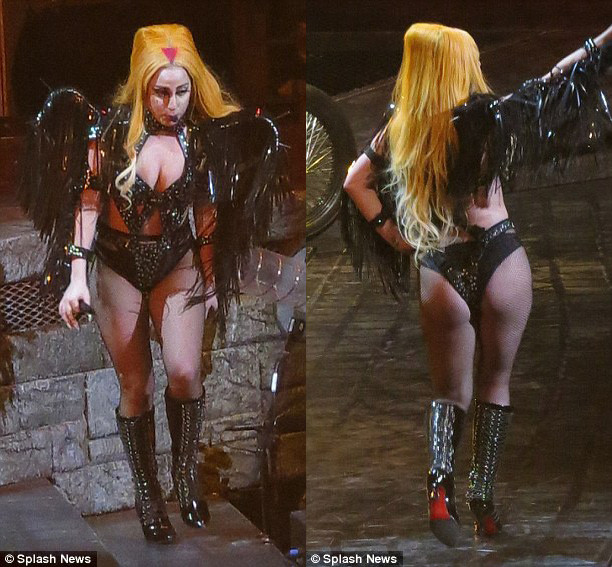 Ngôi sao nhạc pop với bộ cánh da rất độc đáo Ngôi sao nhạc pop với bộ cánh da rất độc đáo