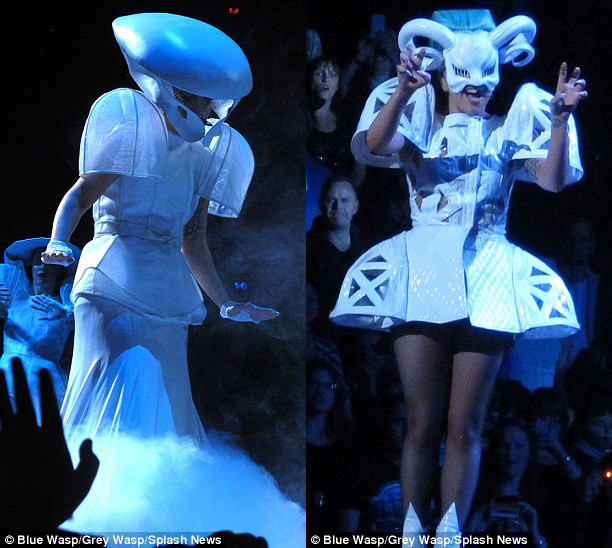 Trang phục siêu kỳ quái của nữ ca sỹ nhạc Pop Trang phục siêu kỳ quái của nữ ca sỹ nhạc Pop