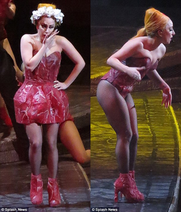 Cận cảnh chiếc váy thịt sống của nữ ca sỹ. So với kiểu váy năm 2011 thì chiếc váy thịt mới này được thiết kế theo kiểu peplum rất thú vị. Cận cảnh chiếc váy thịt sống của nữ ca sỹ. So với kiểu váy năm 2011 thì chiếc váy thịt mới này được thiết kế theo kiểu peplum rất thú vị.