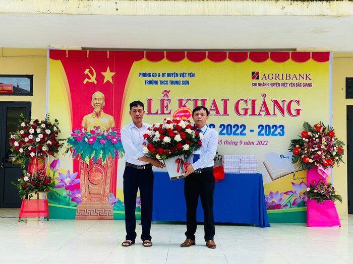 Thầy Đoàn Quốc Phú (bên phải) - Hiệu trưởng Trường Trung học cơ sở Trung Sơn (huyện Việt Yên, tỉnh Bắc Giang). Ảnh: website trường. thầy Đoàn Quốc Phú.jpg
