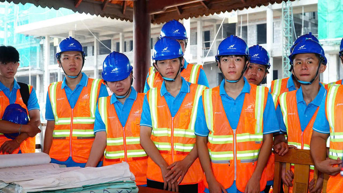 Sinh viên ngành Công nghệ kỹ thuật công trình xây dựng, Trường Đại học Lạc Hồng trải nghiệm thực tế tại công trình xây dựng. Ảnh: NVCC. thumb cnktctxd.jpg