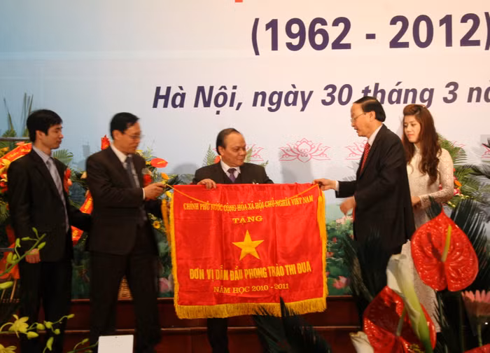 Đ/c Tô Huy Rứa trao cờ thi đua của Thủ tướng Chính phủ cho Học viện (ảnh: Nguyễn Minh)