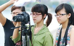 Sinh viên báo chí đang tác nghiệp