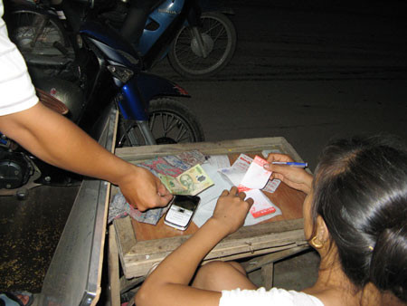 Lãng phí thời gian vào những trò vô bổ như lô đề, cờ bạc, game online đang là vấn nạn của không ít sinh viên.