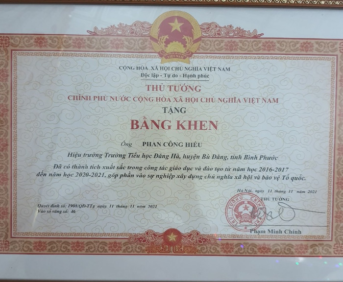 Bằng khen của Thủ tướng trao tặng cho thầy Phan Công Hiếu. (Ảnh: NVCC) Bằng khen của Thủ tướng trao tặng cho thầy Phan Công Hiếu. (Ảnh: NVCC)