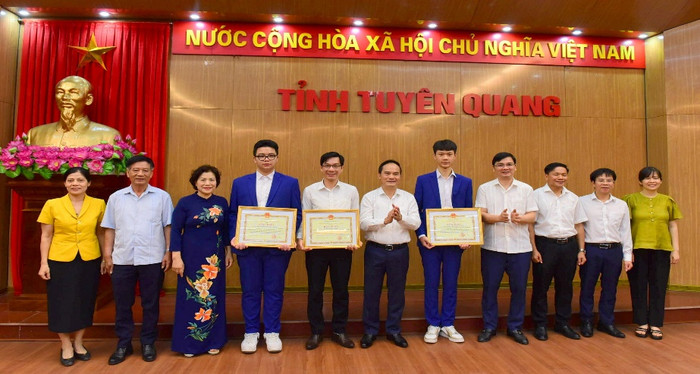 Lãnh đạo tỉnh và các đại biểu chụp ảnh cùng giáo viên, học sinh dự thi (Ảnh: Sở GDĐT Tuyên Quang) 2024_05_07_07_34_264.jpg