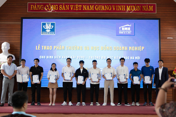 Sinh viên Khoa Xây dựng nhận phần thưởng và học bổng doanh nghiệp. (Ảnh: NVCC) khoa-xay-dung-truong-dai-hoc-kien-truc-ha-noi (7).jpg