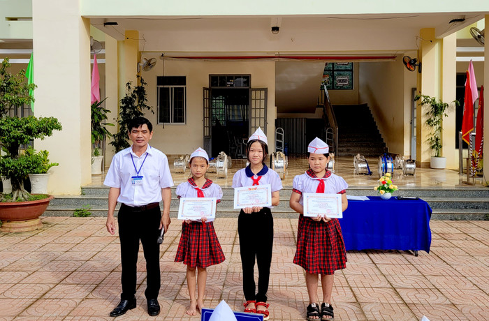 Thầy Phan Công Hiếu trao tặng trao tặng Giấy khen cho học sinh đạt giải cao tại Hội thi Viết chữ đẹp cấp huyện năm học 2023-2024. (Ảnh: NVCC) gdvn_truong-tieu-hoc-dang-ha (3).jpg