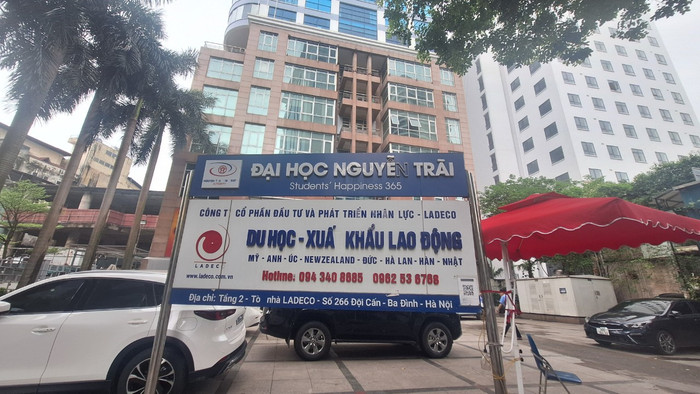 Tấm biển về công ty du học - xuất khẩu lao động lớn hơn của trường. gdvn_co-so-2-truong-dai-hoc-nguyen-trai.jpg