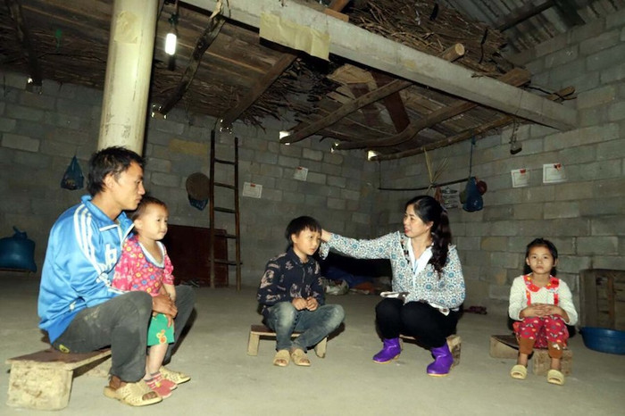 Nhà giáo ưu tú Vũ Thị Ý đến từng nhà ở các thôn, bản vận động các gia đình tạo điều kiện cho con đến trường. (Ảnh: Báo Hà Giang) nha-giao-uu-tu-23.jpg