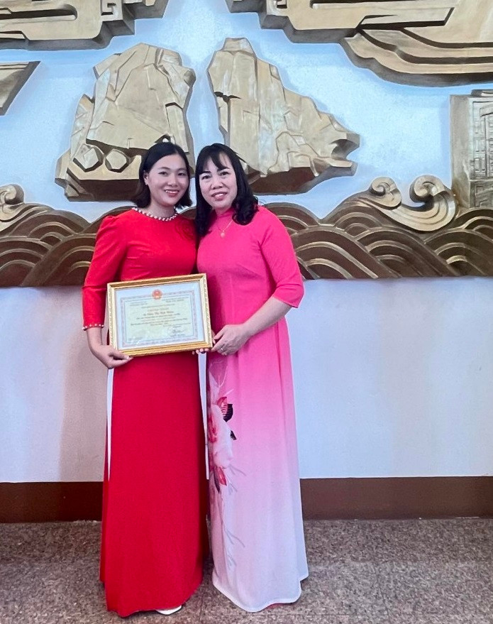Cô Nguyễn Thị Năm (váy đỏ) chụp ảnh lưu niệm nhân ngày nhận danh hiệu giáo viên dạy giỏi do Sở Giáo dục và Đào tạo tỉnh Quảng Ninh trao tặng. (Ảnh: NVCC) giao-vien-truong-mam-non-ngoc-vung (1).jpg