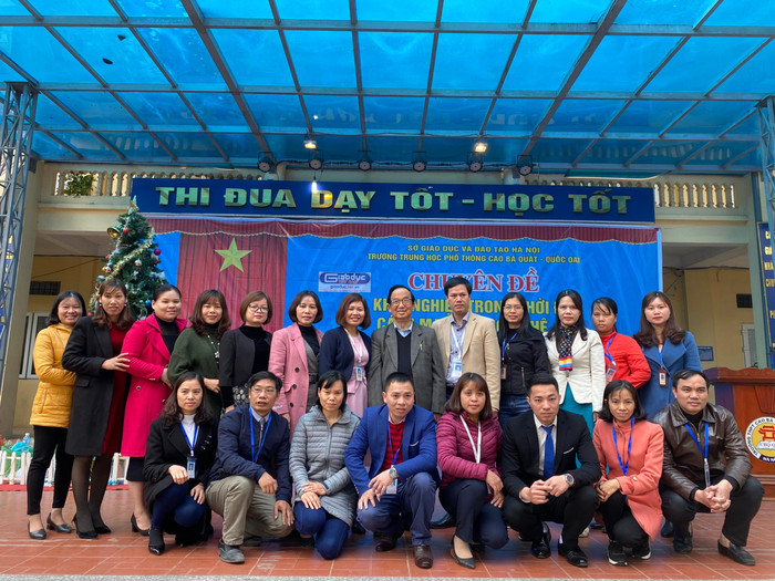 Thầy cô giáo Trường Trung học phổ thông Cao Bá Quát chụp ảnh kỷ niệm cùng Giáo sư Nguyễn Lân Dũng (Ảnh: Phạm Minh) Thầy cô giáo Trường Trung học phổ thông Cao Bá Quát chụp ảnh kỷ niệm cùng Giáo sư Nguyễn Lân Dũng (Ảnh: Phạm Minh)